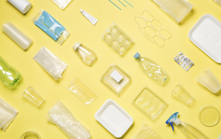 Plastförpackningar utlagda på en gul bakgrund